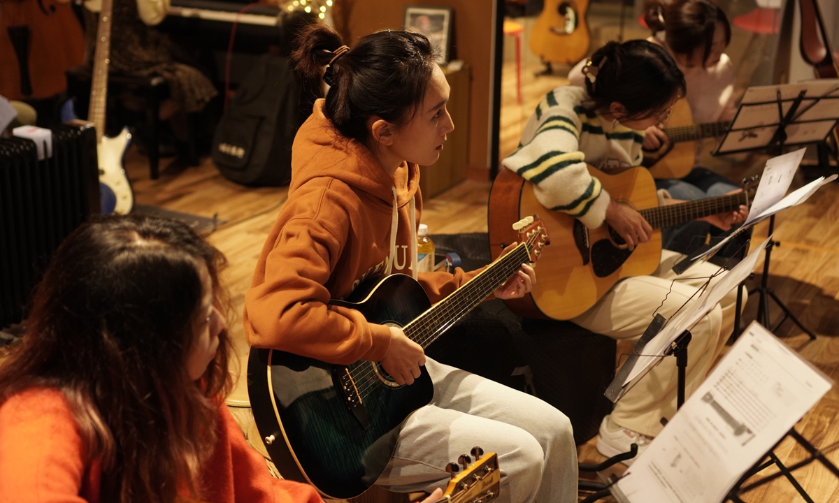 Weekend Charging's first evening guitar class kicks off in Shanghai on November 25, 2023. Photo: Courtesy of Kevin Wang