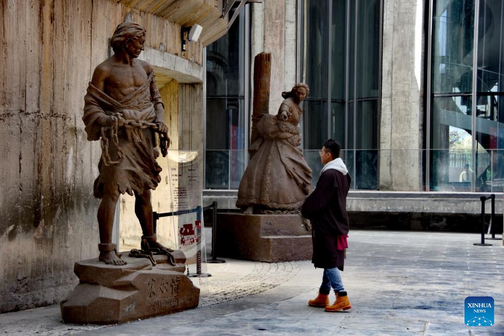 A visitor views a sculpture in the Xizang Art Museum in Lhasa, capital of southwest China's Xizang Autonomous Region, Nov. 15, 2023. A new art museum opened on Wednesday in Lhasa, exhibiting nearly 300 works by famous artists. With the design concept The Key to the Himalayas, the Xizang Art Museum is the first regional-level art museum in Xizang.(Photo: Xinhua)