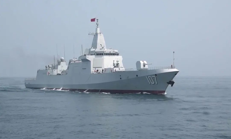 The Type 055 large destroyer Zunyi of the Chinese People's Liberation Army Navy carries out air defense and sea assault exercises in the South China Sea in November 2023. Photo: Screenshot from China Central Television