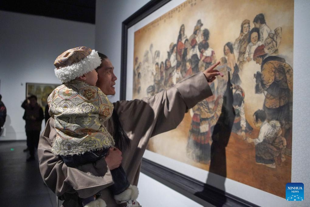 Visitors view exhibits in the Xizang Art Museum in Lhasa, capital of southwest China's Xizang Autonomous Region, Nov. 15, 2023. A new art museum opened on Wednesday in Lhasa, exhibiting nearly 300 works by famous artists.With the design concept The Key to the Himalayas, the Xizang Art Museum is the first regional-level art museum in Xizang.(Photo: Xinhua)
