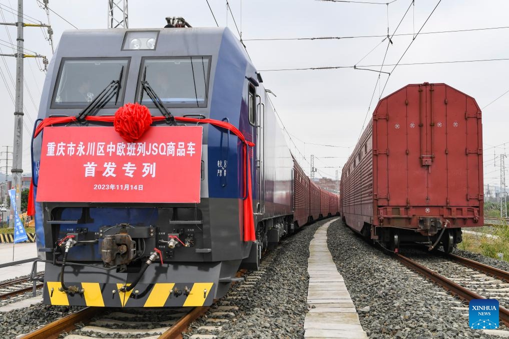 This photo taken on Nov. 14, 2023 shows a JSQ freight train (L) preparing to depart at Langantan Station in Yongchuan District of southwest China's Chongqing. The first JSQ freight train from Yongchuan District of southwest China's Chongqing directly to Europe departed on Tuesday. The train is loaded with 232 vehicles manufactured by Great Wall Motors in Yongchuan, with a total value of about 42 million yuan (about 5.76 million U.S. dollars).(Photo: Xinhua)