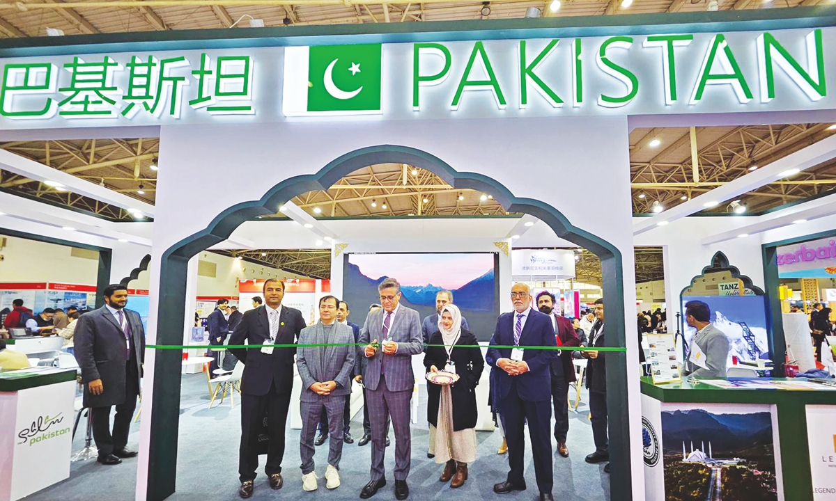 Pakistani Ambassador to China Khalil Hashmi (center) inaugurates Pakistan Pavilion at the COTTM Expo on November 15. Photo: Courtesy of the Pakistani Embassy in China