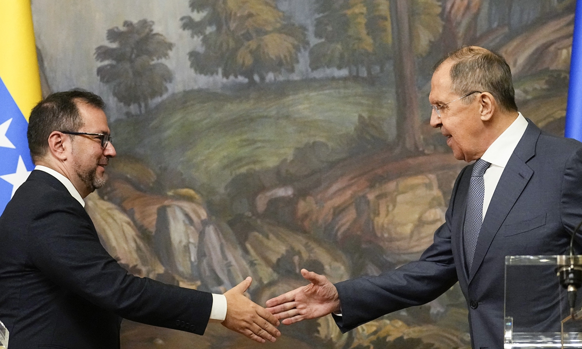 Russian Foreign Minister Sergei Lavrov (right) and his Venezuelan counterpart Yvan Gil shake hands at the end of a joint press conference following their talks in Moscow on November 16, 2023. Russia will play an important role in Venezuela's economy and energy sector, the Latin American country's foreign minister told the press conference. Photo: AFP