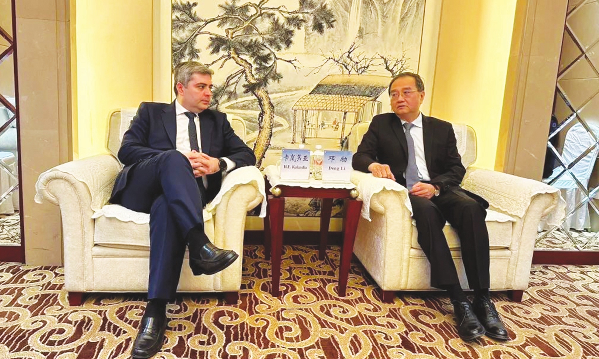 Georgian Ambassador to China Archil Kalandia (left) with China's Vice Foreign Minister Deng Li Photo: Courtesy of the Georgian Embassy in China