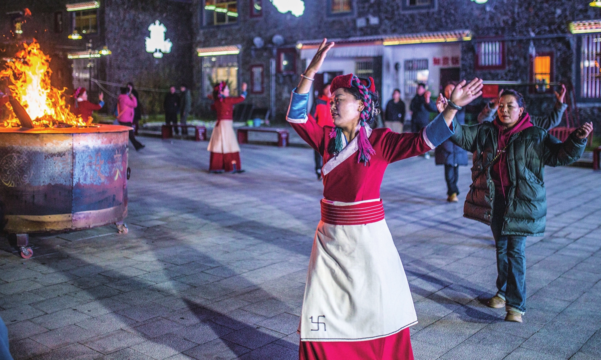 Sonam Yangjen, a resident of Mama township of Cona, dances with her friends on October 23, 2023. Photo: Shan Jie/GT