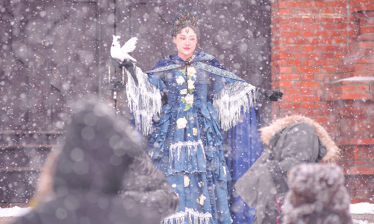 Heavy snow falls in Harbin, Northeast China's Heilongjiang Province on November 22, 2023, leaving the city covered in white. At various scenic spots, tourists take photos in the snow and have fun brought by snow and ice. Photo: IC