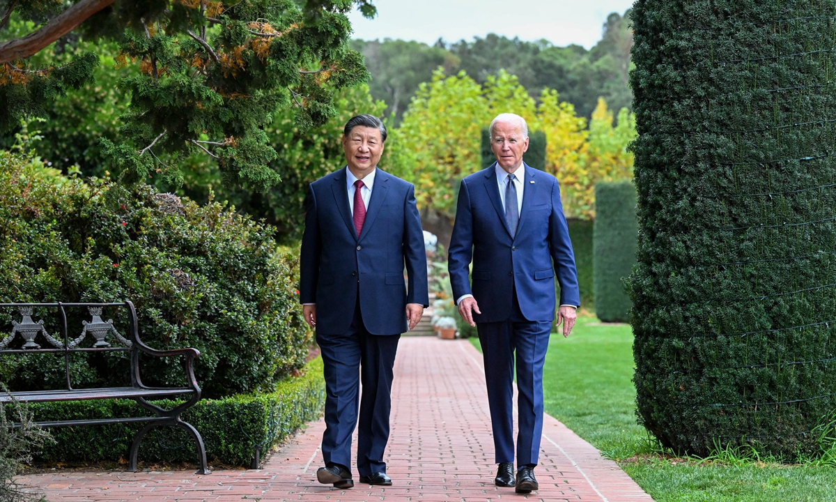Le président chinois Xi Jinping et le président américain Joe Biden se promènent après leurs entretiens au domaine de Filoli, dans l’État américain de Californie, le 15 novembre 2023, heure locale des États-Unis. Photo : Xinhua