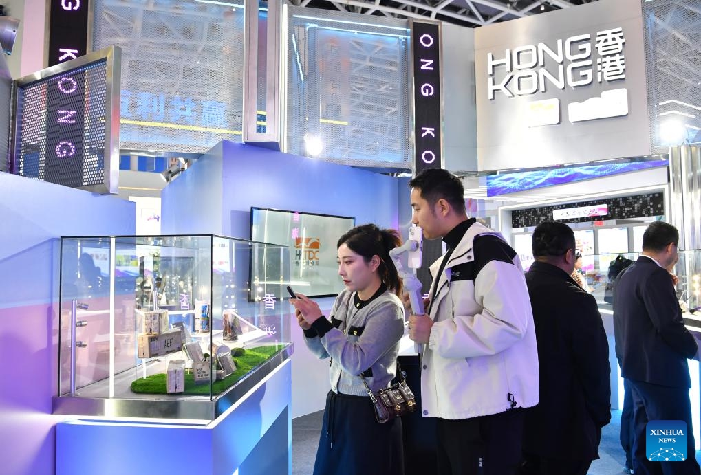 Visitors view exhibits at the booth of south China's Hong Kong during the Seventh Silk Road International Exposition in Xi'an, capital of northwest China's Shaanxi Province, on Nov. 16, 2023. The event kicked off in Xi'an on Thursday, with over twenty important meetings and forums in the schedule, and a total of six exhibition areas to fully showcase the achievements accomplished under the framework of the Belt and Road Initiative (BRI).(Photo: Xinhua)