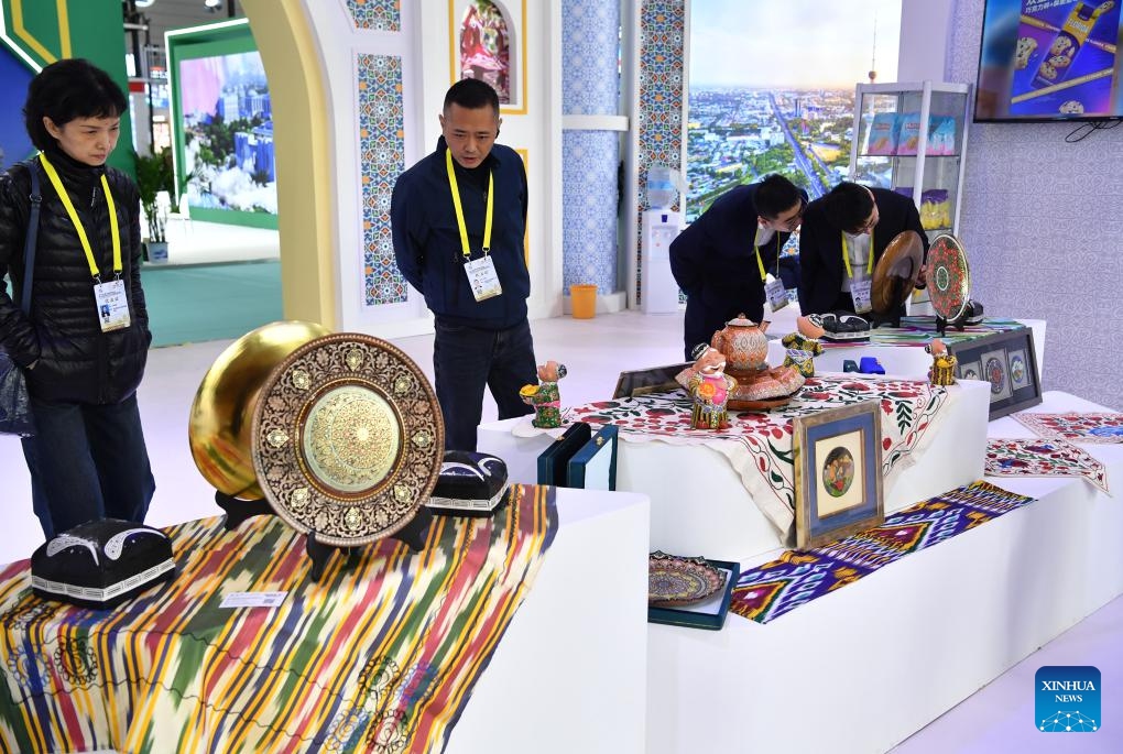 Visitors view handicraft products at the booth of Uzbekistan during the Seventh Silk Road International Exposition in Xi'an, capital of northwest China's Shaanxi Province, on Nov. 16, 2023. The event kicked off in Xi'an on Thursday, with over twenty important meetings and forums in the schedule, and a total of six exhibition areas to fully showcase the achievements accomplished under the framework of the Belt and Road Initiative (BRI).(Photo: Xinhua)