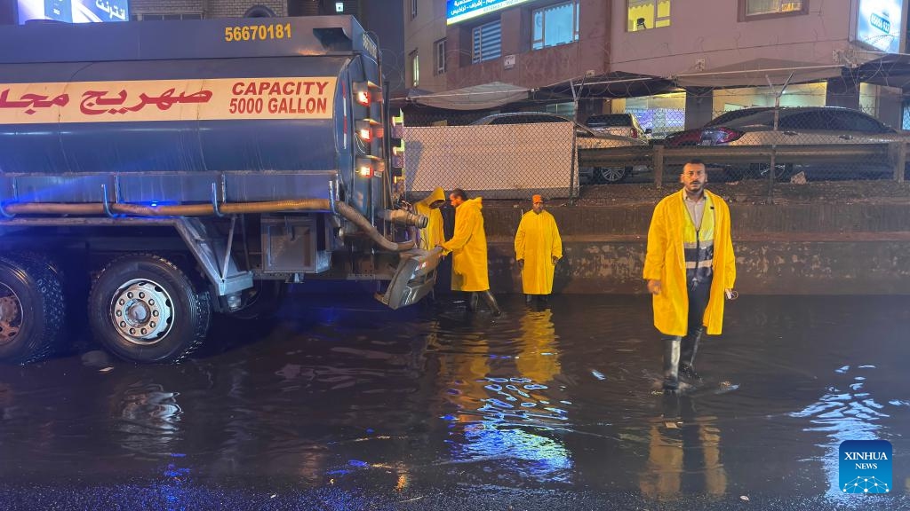 Workers pump water in a flooded street after heavy rainfall in Hawalli Governorate, Kuwait, Nov. 15, 2023.(Photo: Xinhua)