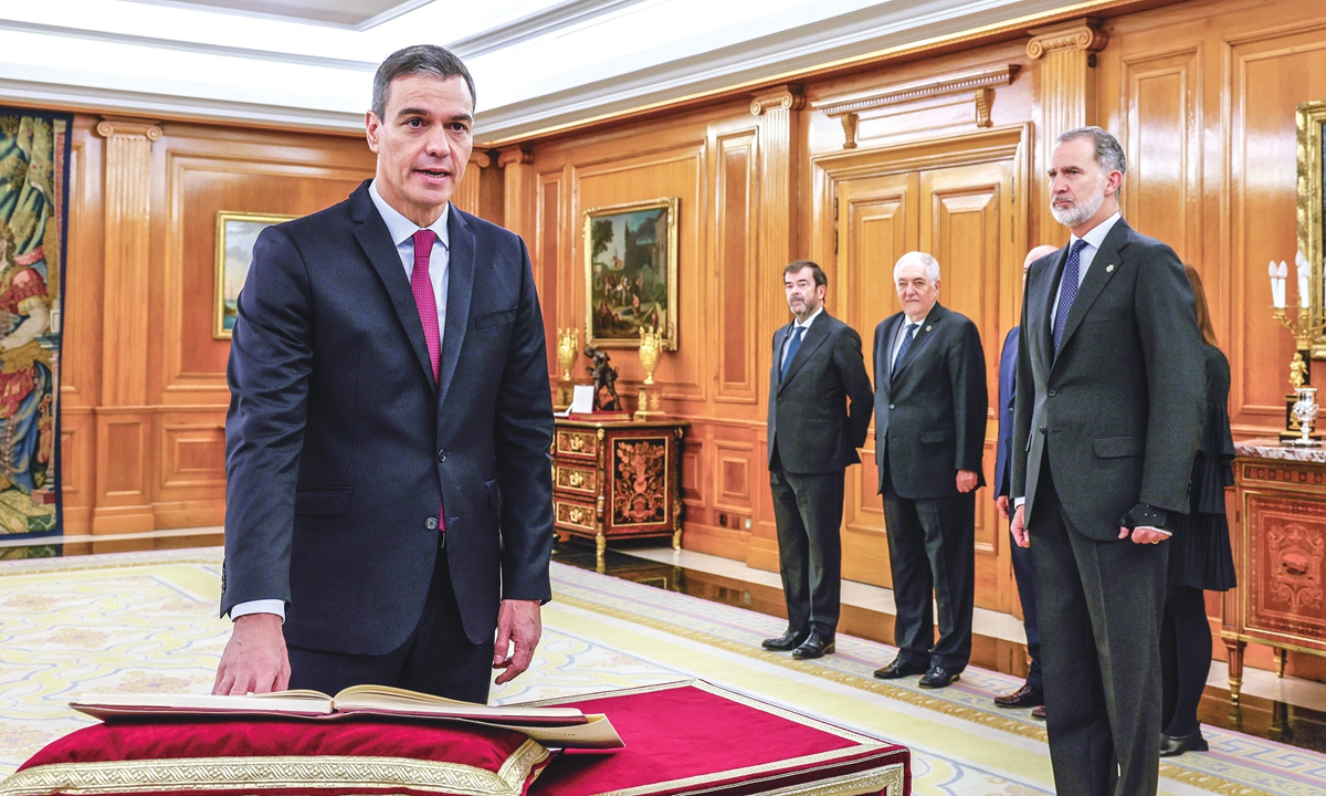 Spanish Socialist leader Pedro Sanchez (left) takes the oath of office as prime minister before King Felipe VI (right) during a ceremony at the Zarzuela Palace in Madrid, Spain on November 17, 2023. Sanchez has been re-elected as Spanish prime minister after winning an absolute majority in the parliament, obtaining the backing of 179 lawmakers in the 350-seat chamber. Photo: VCG
