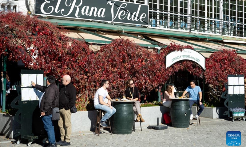 People enjoy the sunshine outside a restaurant in Aranjuez, Spain, Nov. 19, 2023. (Photo: Xinhua)
