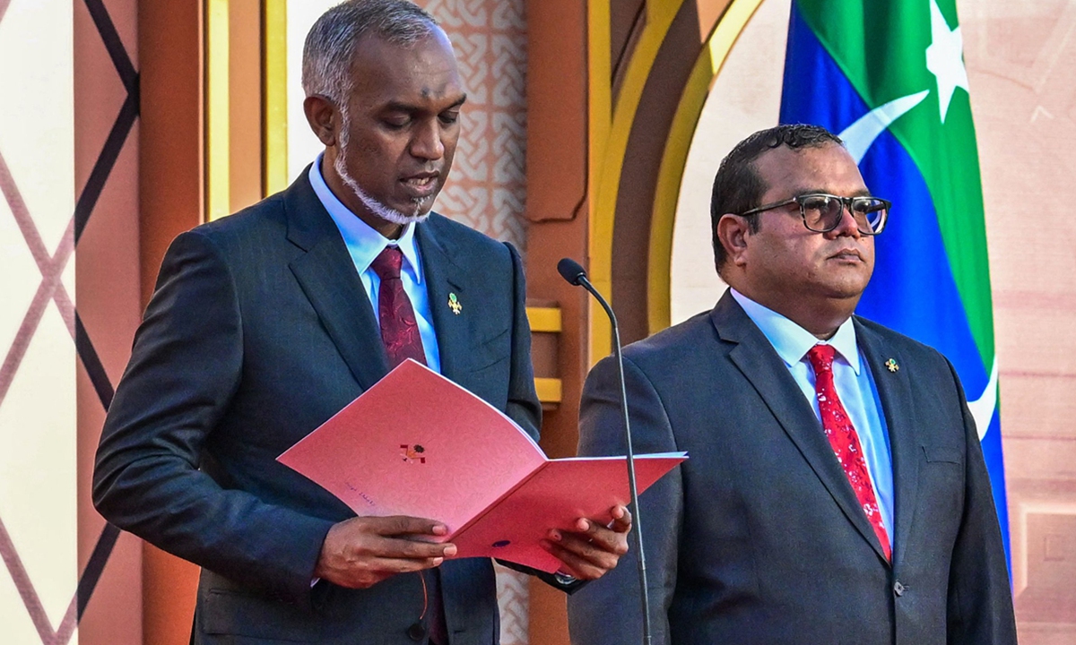 Mohamed Muizzu (left) reads out the oath during his inauguration ceremony in Male on November 17, 2023. President Mohamed Muizzu of the Maldives vowed on November 17 to expel Indian troops deployed in the strategically located archipelago, in his first speech to the nation after being sworn into power. Photo: VCG