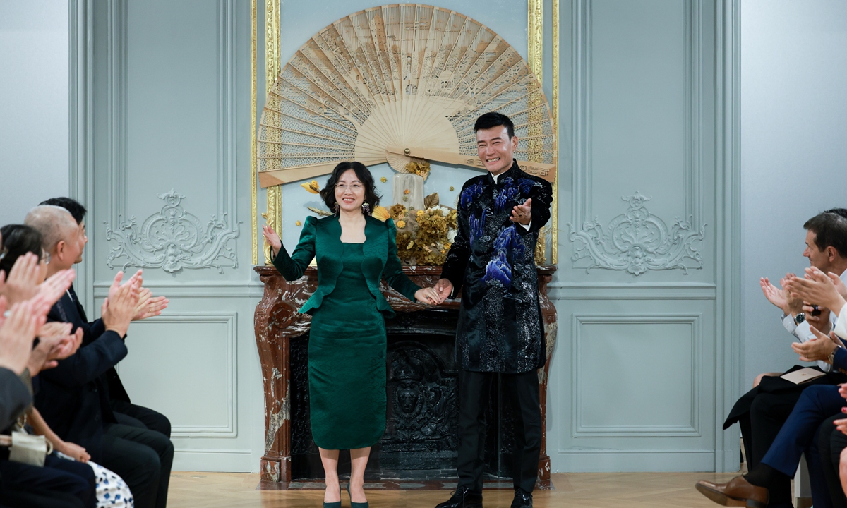 Fashion designer Lawrence Xu (right) and Su Ning, deputy director of Prince Kung's Palace Museum, take to the stage during a fashion show in Paris. Photo: Courtesy of Xu's studio