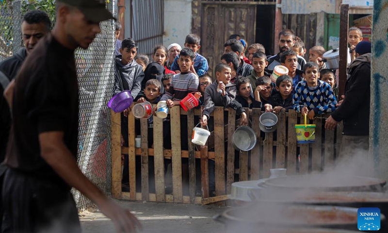 People wait for food relief in the southern Gaza Strip city of Rafah, Nov. 19, 2023. (Photo: Xinhua)
