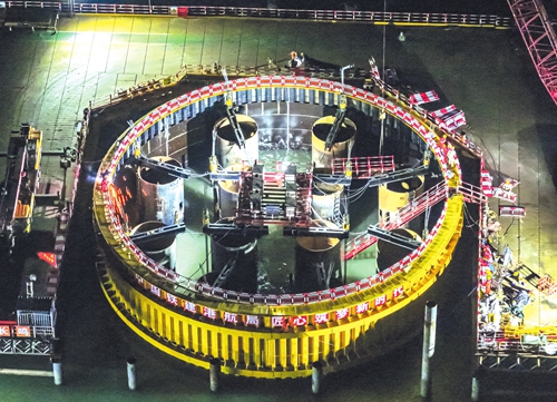 Construction workers work at night on the Shuangyumen Bridge in Ningbo, East China's Zhejiang Province on November 20, 2023. With a main span of 1,768 meters, it is the largest cross sea bridge in China, which connects the two separate islands of Liuheng and Fodu. Photo: VCG