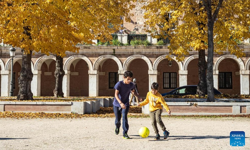 Boys play football on a plaza in Aranjuez, Spain, Nov. 19, 2023. (Photo: Xinhua)
