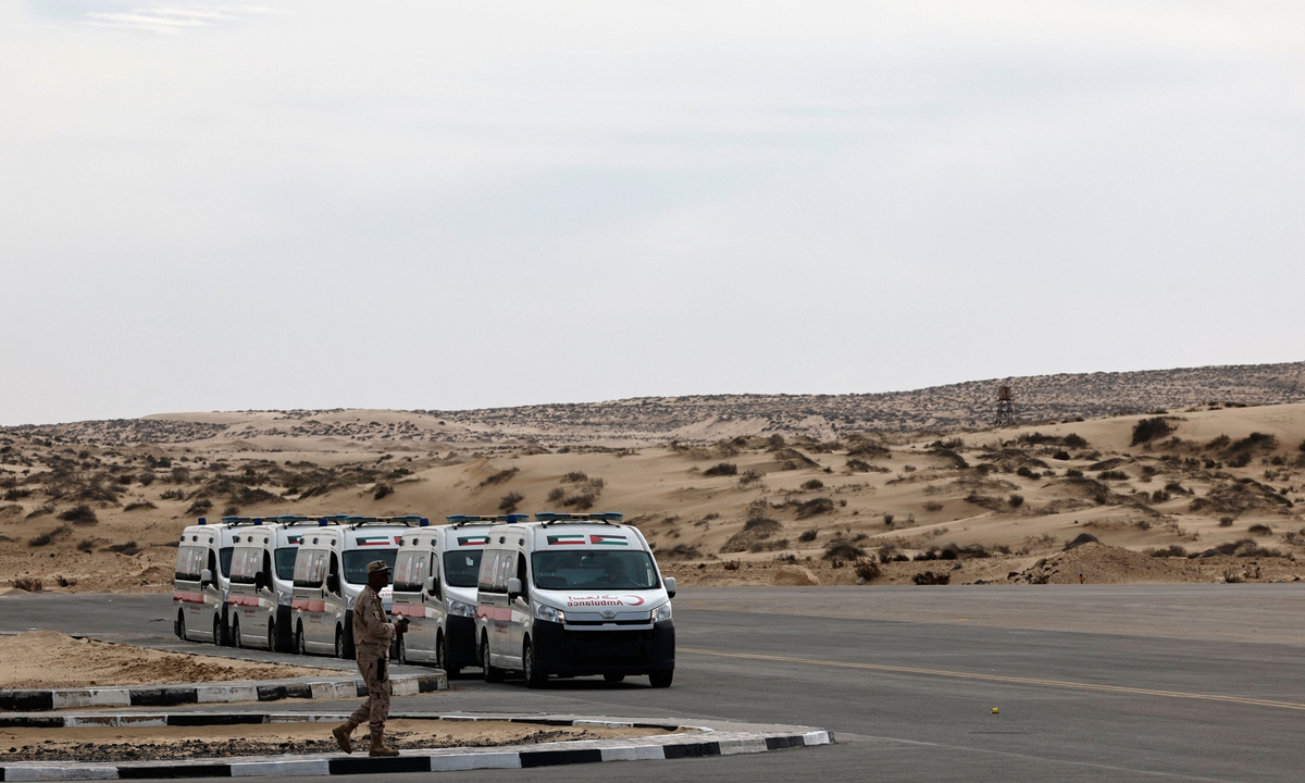 A soldier patrols as humanitarian aid is unloaded at Egypt's al-Arish Airport on November 22, 2023, ahead of being transported to the Rafah border area with the Gaza Strip. Israel and Hamas announced a deal on November 22, allowing at least 50 hostages and scores of Palestinian prisoners to be freed while offering besieged Gaza residents a four-day truce after weeks of all-out war. Photo: VCG