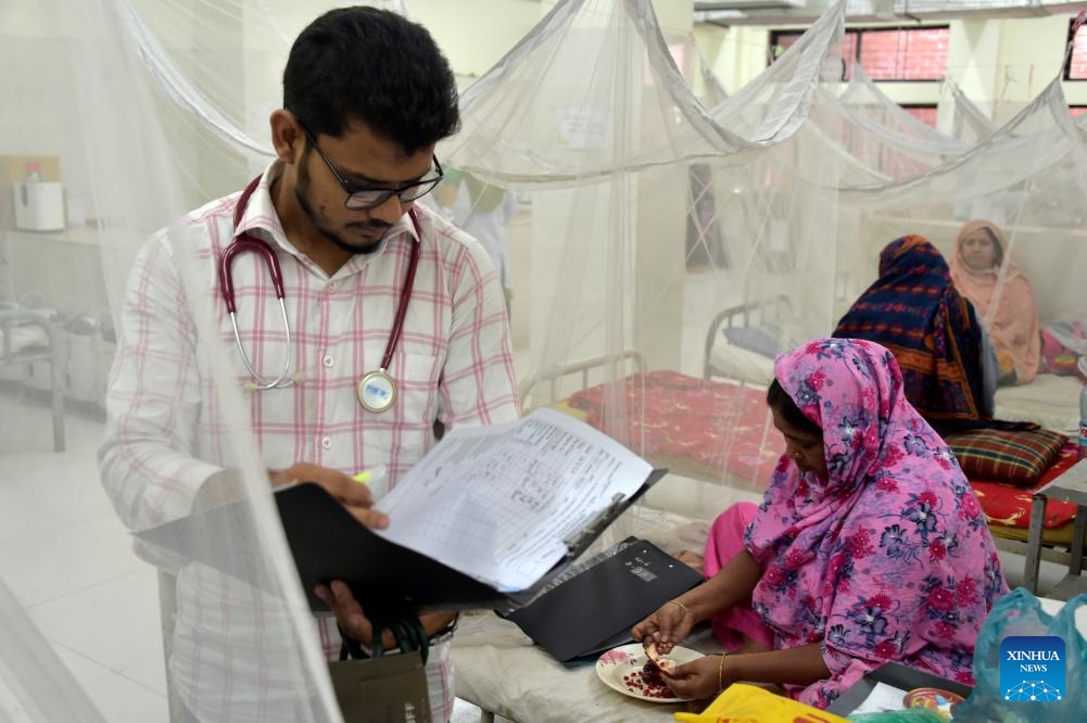Patients infected with dengue receive treatment at a hospital in Dhaka, Bangladesh, on Nov. 20, 2023. Bangladesh reported 1,291 new dengue cases and six more deaths on Sunday, bringing the tally to 301,225 and the death toll to 1,549 since January this year, the Directorate General of Health Services (DGHS) said. The deaths include 201 so far this month.(Photo: Xinhua)