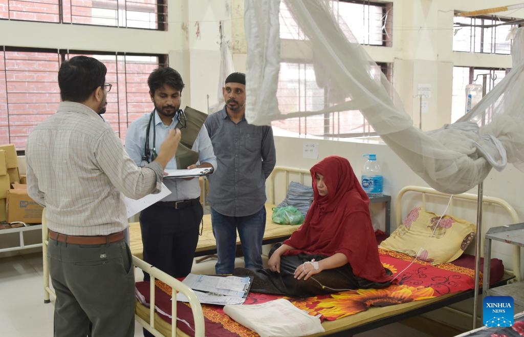 A patient infected with dengue receives treatment at a hospital in Dhaka, Bangladesh, on Nov. 20, 2023. Bangladesh reported 1,291 new dengue cases and six more deaths on Sunday, bringing the tally to 301,225 and the death toll to 1,549 since January this year, the Directorate General of Health Services (DGHS) said. The deaths include 201 so far this month.(Photo: Xinhua)
