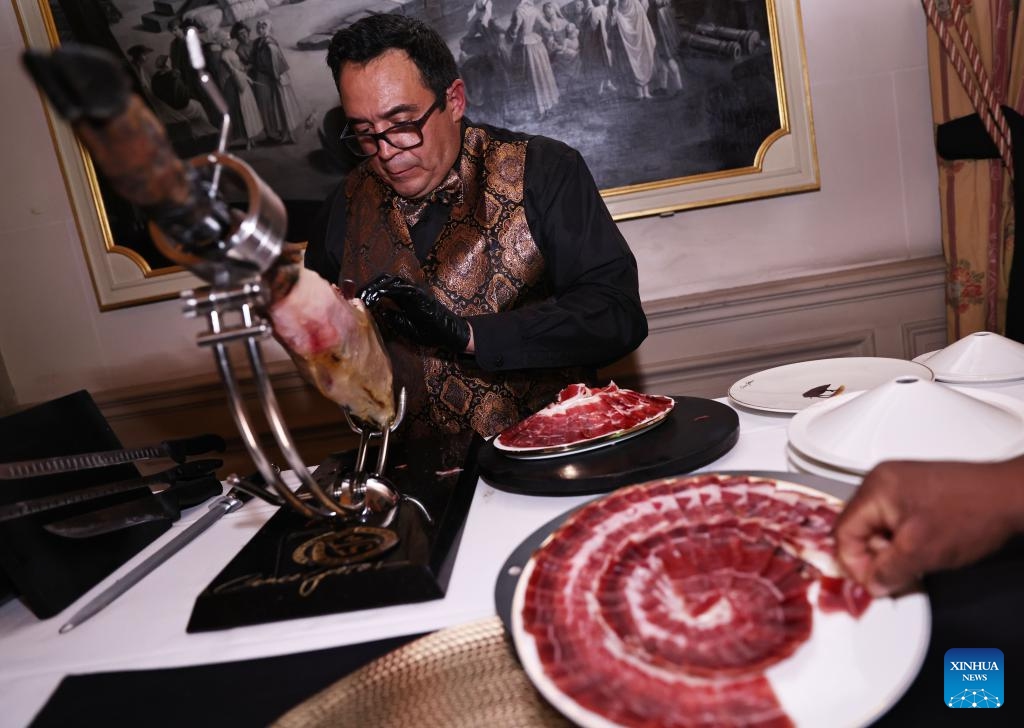 A chef prepares 5J Cinco Jotas iberico ham at the unveiling ceremony of LA LISTE 2024 world restaurant ranking at the French Ministry of Foreign Affairs in Paris, France, Nov. 20, 2023. LA LISTE 2024, the latest update of a list of the best global restaurants, was unveiled here on Monday.(Photo: Xinhua)