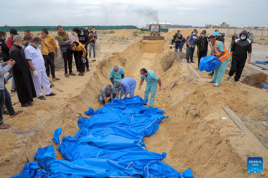 Palestinian workers establish a mass grave for the victims inside and north of Gaza City, in the southern Gaza Strip city of Khan Younis, on Nov. 22, 2023. The Palestinian death toll in the Gaza Strip has risen to 14,532 since the outbreak of the Hamas-Israel conflict on Oct. 7, the Hamas-run government media office said Wednesday(Photo: Xinhua)
