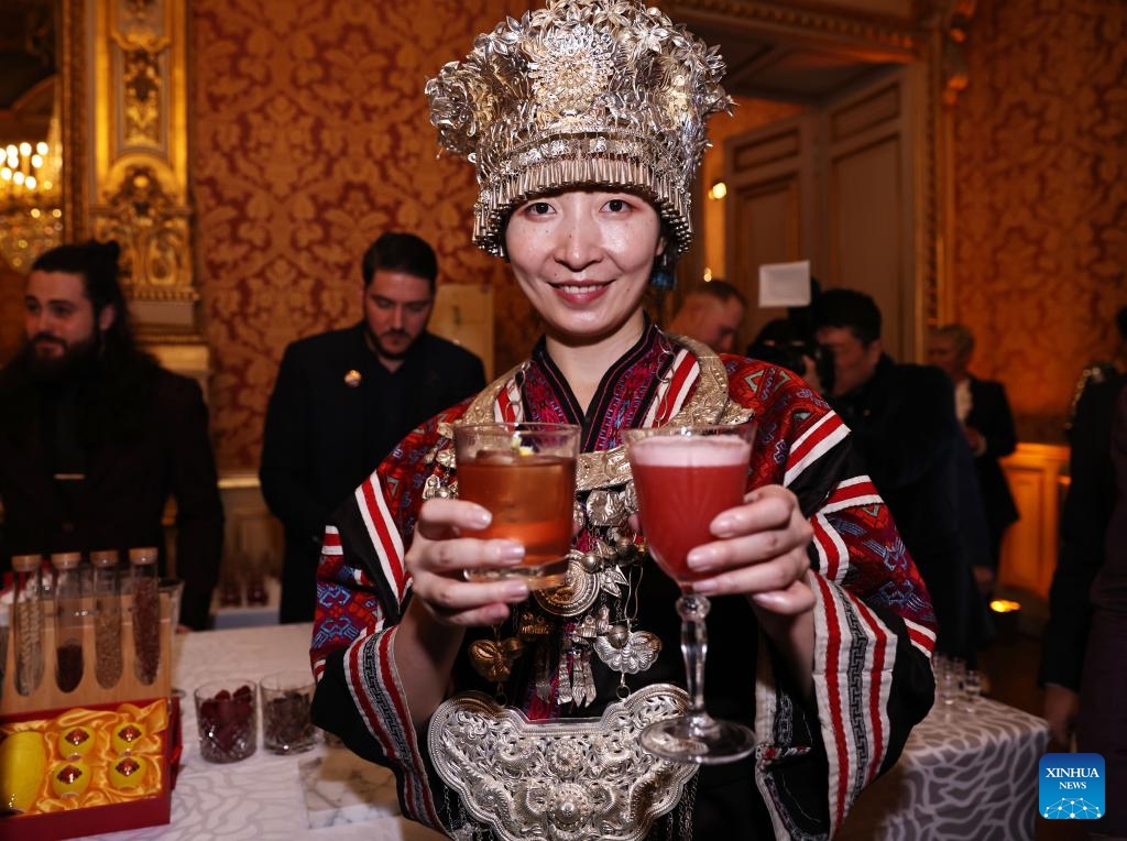 A staff member presents Moutai Cocktail Signature at the unveiling ceremony of LA LISTE 2024 world restaurant ranking at the French Ministry of Foreign Affairs in Paris, France, Nov. 20, 2023. LA LISTE 2024, the latest update of a list of the best global restaurants, was unveiled here on Monday.(Photo: Xinhua)