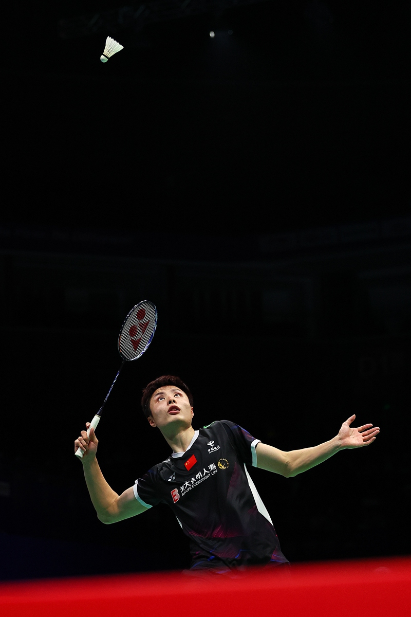 Chinese shuttler Shi Yuqi hits a return against India's Lakshya Sen during their men's singles first-round match at the BWF China Masters 2023 in Shenzhen, South China's Guangdong Province, on November 22, 2023. Shi won 21-19, 21-18. The tournament will finish on Sunday. Photo: VCG