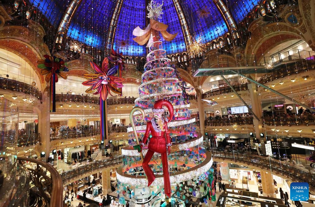 Christmas trees at Galeries Lafayette department store in Paris ...