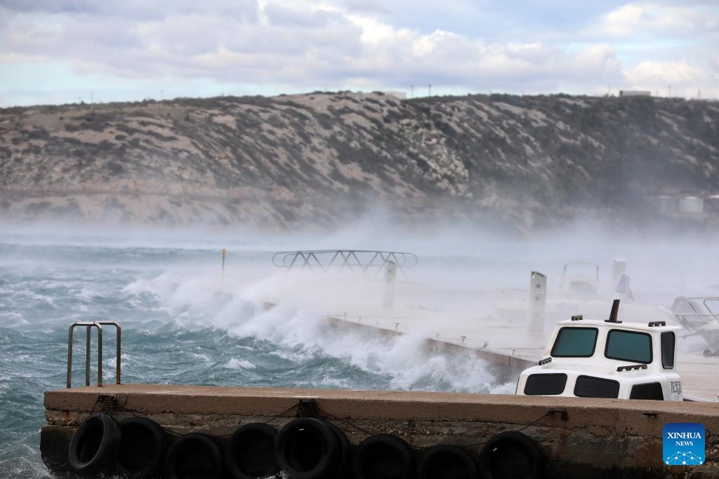 Photo taken on Nov. 22, 2023 shows strong winds moving the sea waves in Bakarac, Croatia. The Croatian Meteorological and Hydrological Service (DHMZ) issued a red alert for heavy rain and strong winds in northern Adriatic.(Photo: Xinhua)