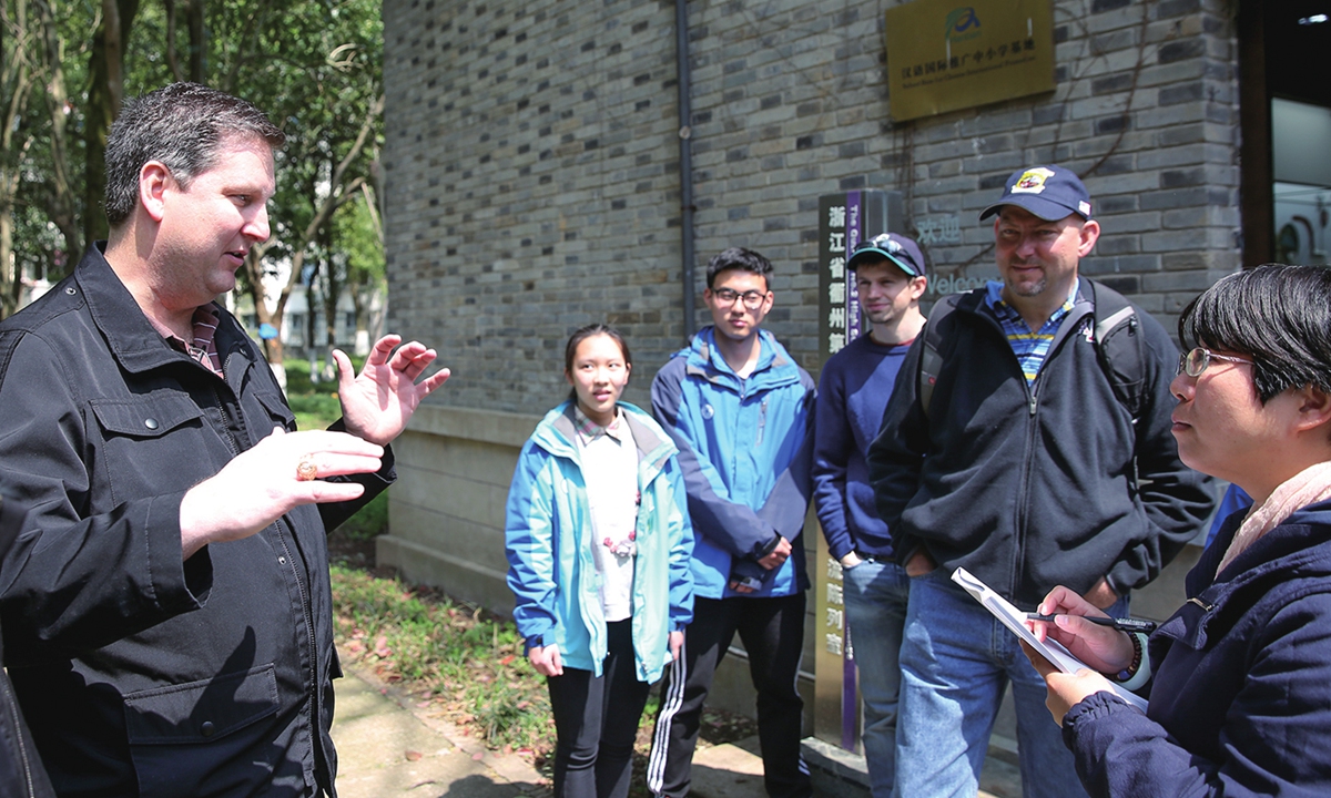 A descendant of the Doolittle raiders (left) talks with students from the Quzhou No.2 High School Zhejiang in the campus on March 22, 2018. Photo: Courtesy of Information Office of Quzhou Government