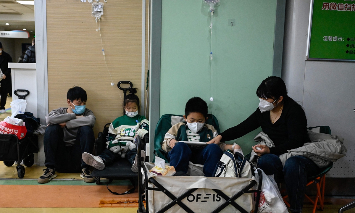 Sick children receive a drip at a children's hospital in Beijing on November 23, 2023. Photo: VCG.