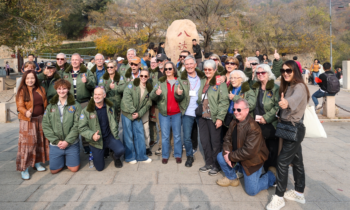 Veterans of the Flying -Tigers pose for a photo at the Great Wall in Beijing, in late October. Photo: VCG