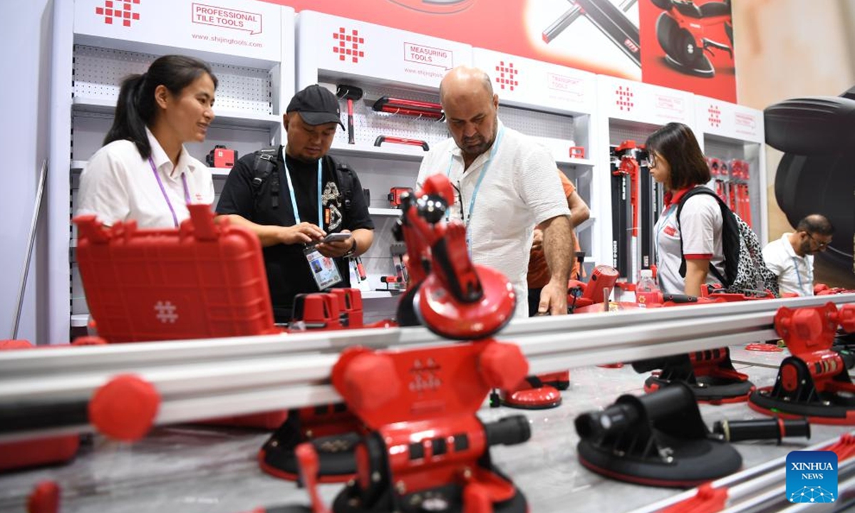 A buyer from Iraq visits a booth at the 134th session of the China Import and Export Fair in Guangzhou, south China's Guangdong Province, Oct. 16, 2023. The 134th session of the China Import and Export Fair, also known as the Canton Fair, has attracted exhibitors and buyers from across the globe. (Photo: Xinhua)