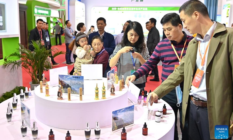 People look at spices during the first World Forestry Industry Conference at Nanning International Convention and Exhibition Center in Nanning, capital of south China's Guangxi Zhuang Autonomous Region, Nov. 25, 2023. The first World Forestry Industry Conference opened in Nanning on Saturday. The event includes a combination of conferences, exhibitions and forums. (Photo: Xinhua)
