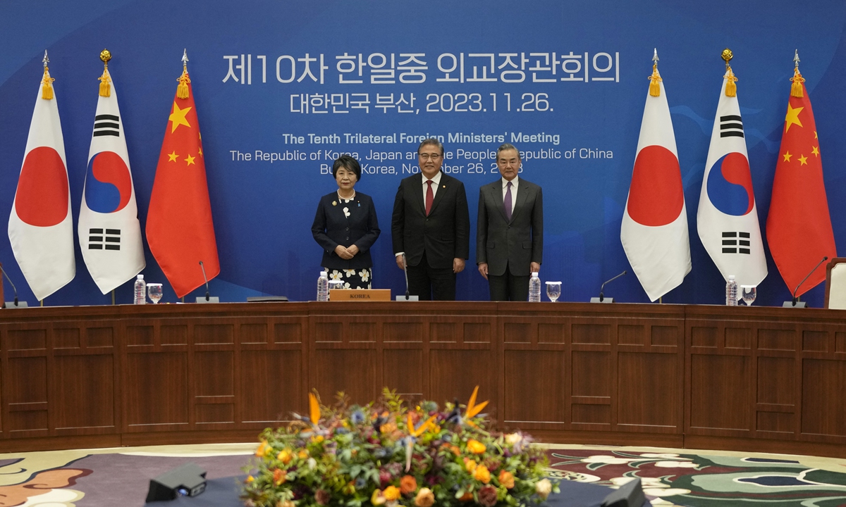 Le ministre chinois des Affaires étrangères Wang Yi, la ministre japonaise des Affaires étrangères Yoko Kamikawa (à gauche) et le ministre sud-coréen des Affaires étrangères Park Jin (au centre) posent pour une photo avant la 10e réunion trilatérale des ministres des Affaires étrangères à Busan, en Corée du Sud, le 26 novembre 2023. Crédit photo : AFP