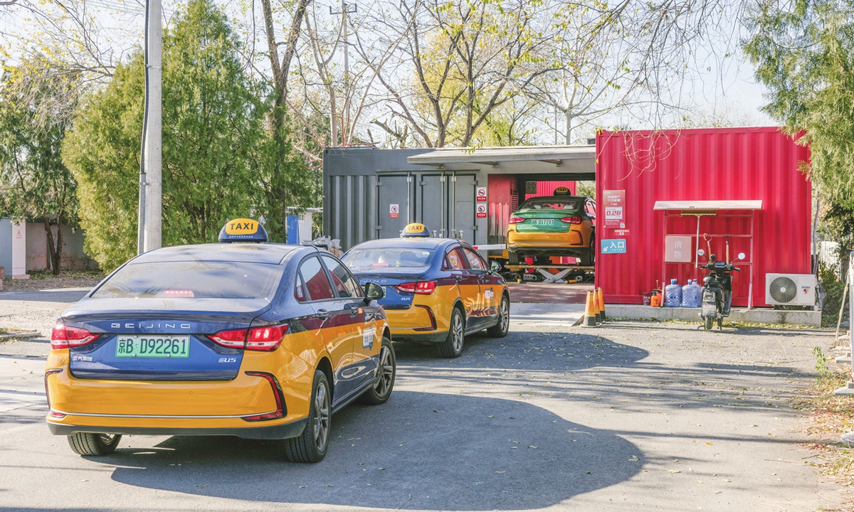 Taxis queue to swap batteries at a battery station in Xiaotun, Fengtai district in southern Beijing on November 24, 2023. Photo: Li Hao/GT