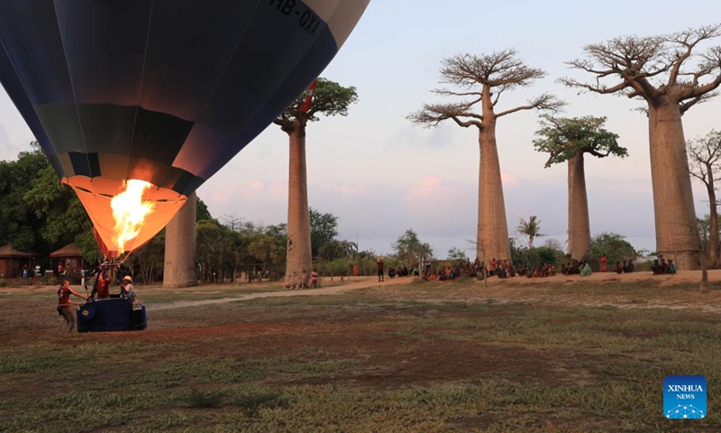 People prepare to fly a hot air balloon in Morondava, Madagascar, Nov. 25, 2023. (Photo: Xinhua)