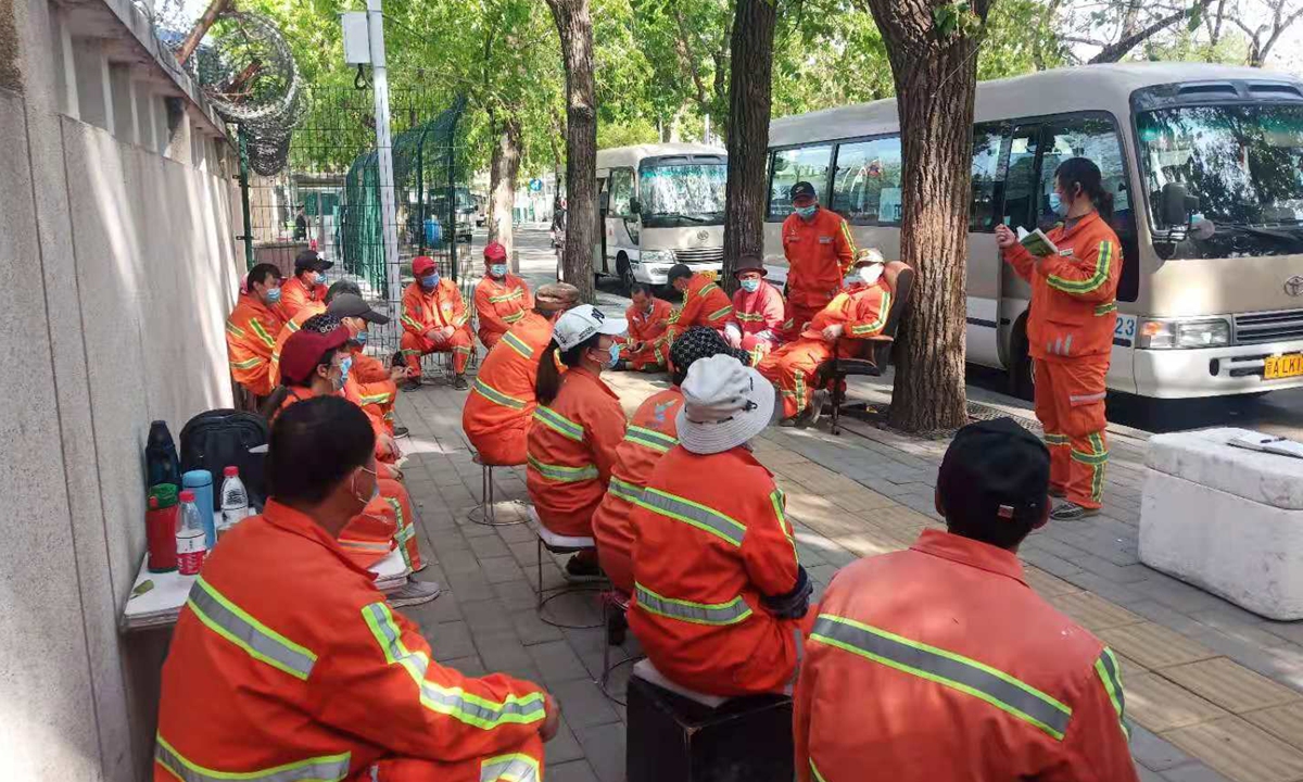 Zhang Jianna (top right) talks to her colleagues in Beijing.  Photo: Courtesy of the Beijing Chaoyang Sanitation Center  