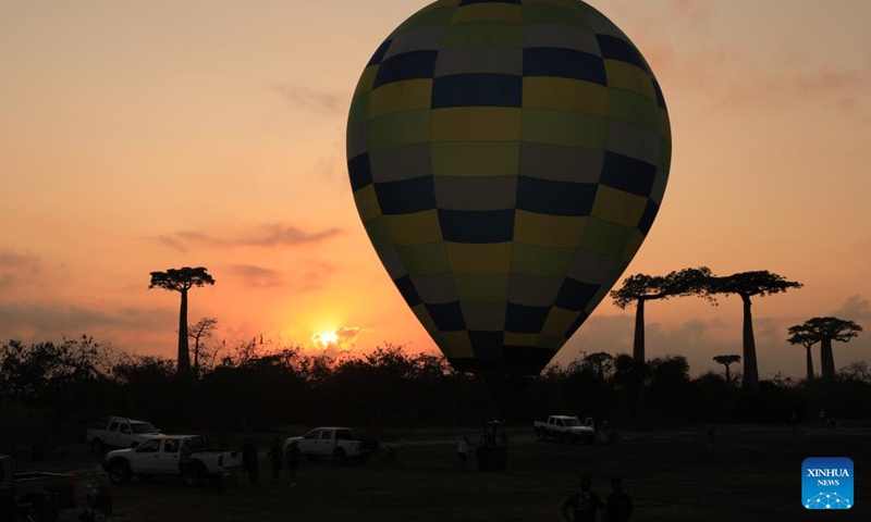 People prepare to fly a hot air balloon in Morondava, Madagascar, Nov. 25, 2023. (Photo: Xinhua)