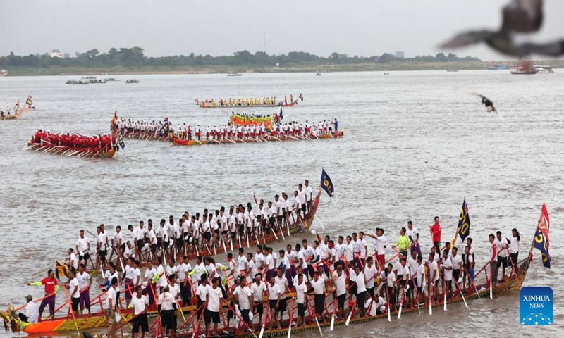 Oarsmen take part in the boat race in the Tonle Sap river during the Water Festival in Phnom Penh, Cambodia, Nov. 26, 2023. (Photo: Xinhua)