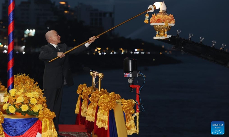 Cambodian King Norodom Sihamoni symbolically turns on the light of illuminated floats during the Water Festival in Phnom Penh, Cambodia, Nov. 26, 2023. (Photo: Xinhua)