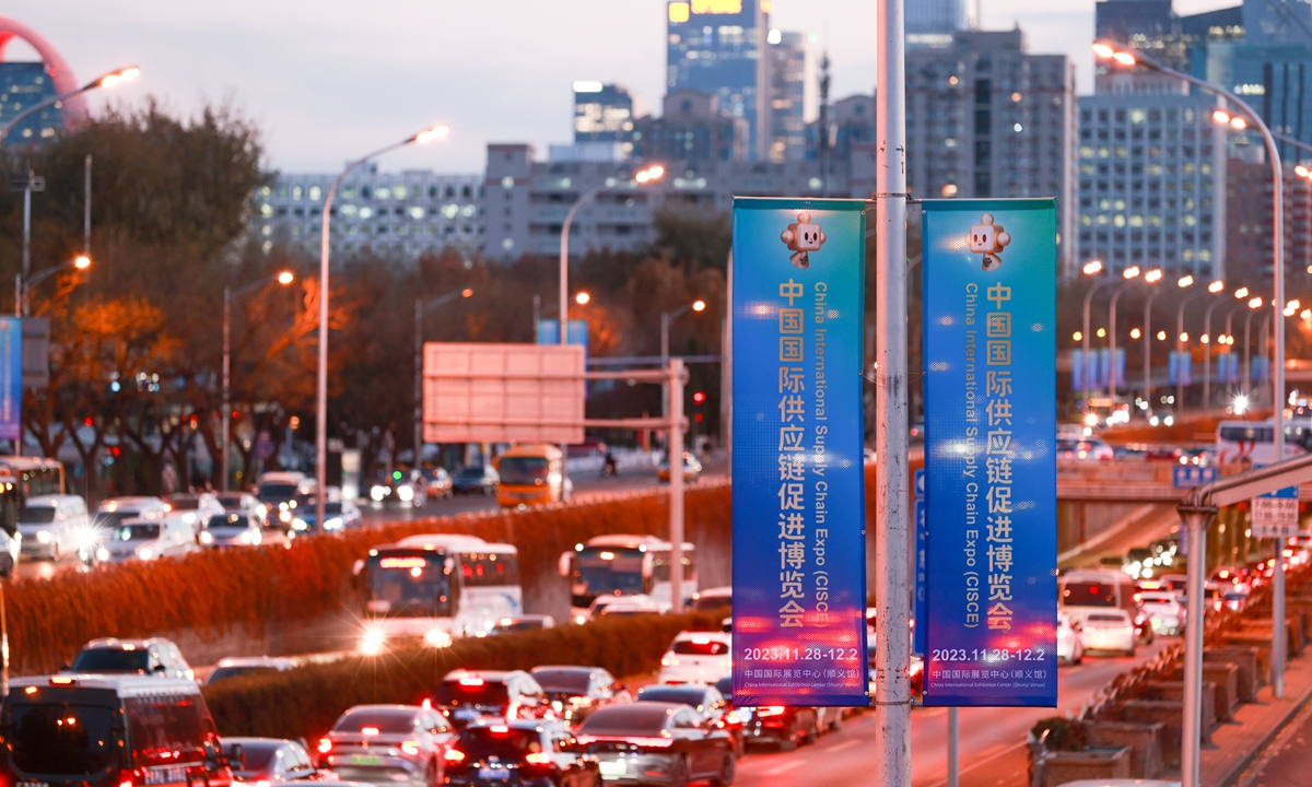 The banners of the China International Supply Chain Expo (CISCE) are displayed alongside the main roads in Beijing on November 27, 2023. The first CISCE will be held from November 28 to December 2, 2023 in Beijing. Photo: cnsphoto
