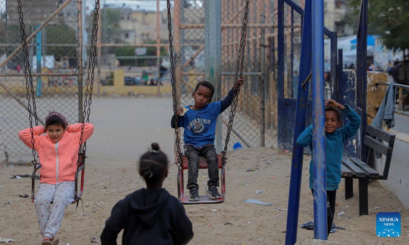 Children play at a playground in the southern Gaza Strip city of Rafah, on Nov. 27, 2023. Qatar announced on Monday that Israel and Hamas have agreed to extend the current humanitarian truce in the Gaza Strip for an additional two days.(Photo: Xinhua)