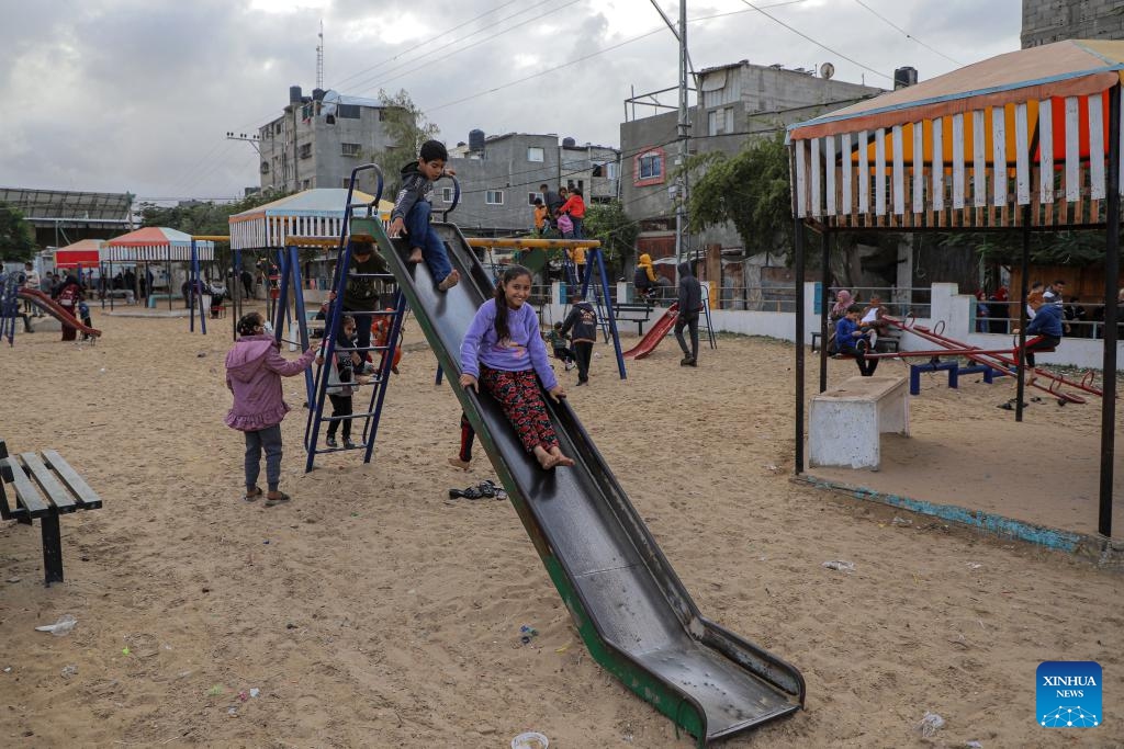 Children play at a playground in the southern Gaza Strip city of Rafah, on Nov. 27, 2023. Qatar announced on Monday that Israel and Hamas have agreed to extend the current humanitarian truce in the Gaza Strip for an additional two days.(Photo: Xinhua)