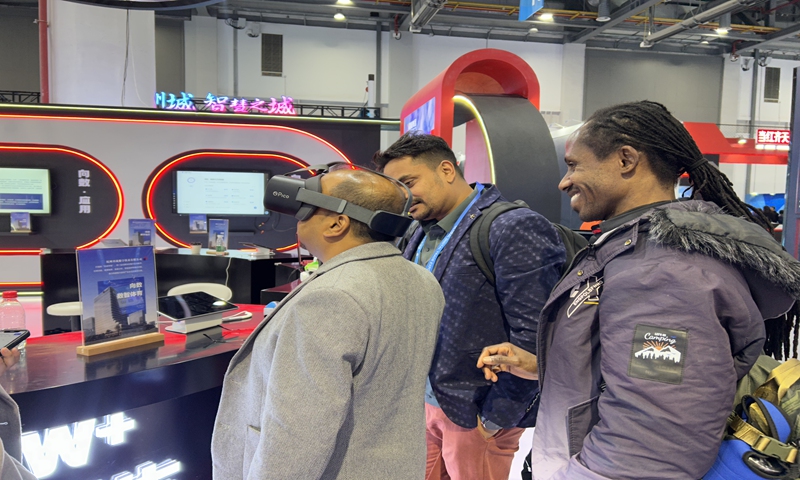 Visitors from Nepal experience Chinese VR products at the second Global Digital Trade Expo Photo: Qi Xijia/GT