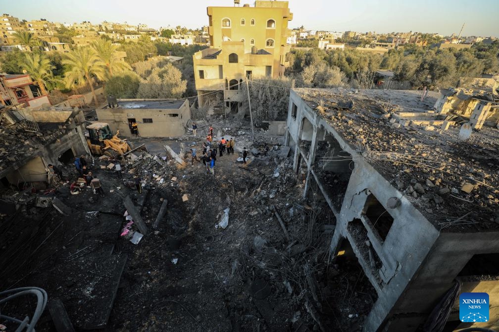 People conduct rescue work among the rubble of buildings destroyed in an Israeli strike in the southern Gaza Strip city of Khan Younis, on Nov. 23, 2023. Israel continued its attacks in the Gaza Strip on Thursday morning since the ceasefire deal reached between the country and the Gaza-ruling Hamas movement did not, as expected, come into effect on Thursday(Photo: Xinhua)