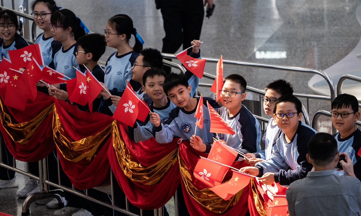 Teenagers hold Chinese national flags and the Hong Kong Special Adminstrative Region (HKSAR) regional flags as they wait for the arrival of the China National Space Agency (CNSA) delegation on November 28,<strong>judi slot 888</strong> 2023 in the Hong Kong airport. Photo: VCG