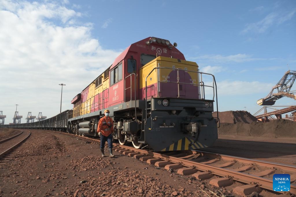 This photo taken on Nov. 29, 2023 shows a sea-rail intermodal train used for transporting iron ore at the Luoyu operating area in Meizhou Bay of Putian City, southeast China's Fujian Province. Ports constitute an important economic activity in coastal province Fujian, a core area in the construction of the 21st Century Maritime Silk Road. Fujian has seen improving ability in serving the Belt and Road (B&R) Initiative.(Photo: Xinhua)