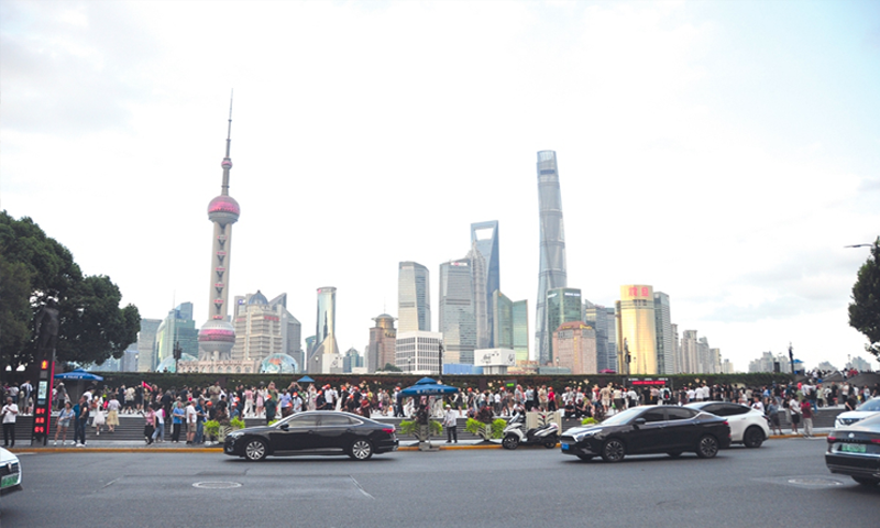 Bustling scenes on the Bund area in Shanghai Photo: VCG